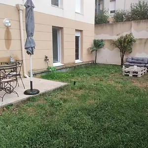 Jardin Terrasse Chez Charlene 30 Min En Voiture Des Plages Et Du Vieux Port Appartement Marseille